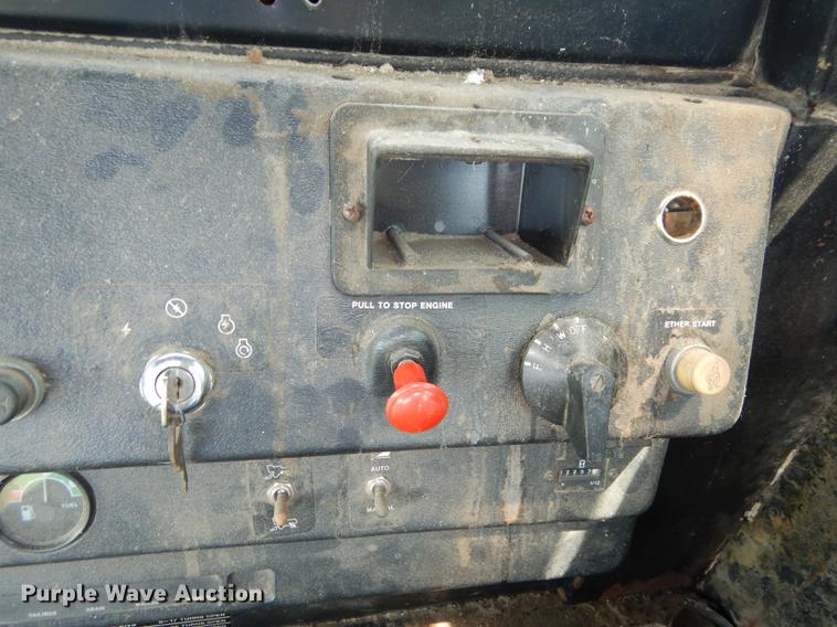 image for item DB8327 1980 John Deere 8820 combine