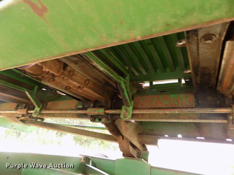 image for item DB9190 1994 John Deere 893 corn head