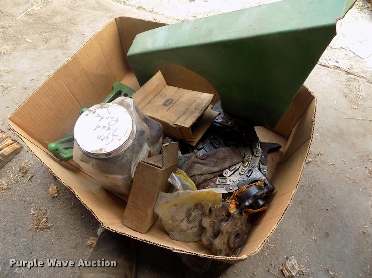 image for item DB9190 1994 John Deere 893 corn head