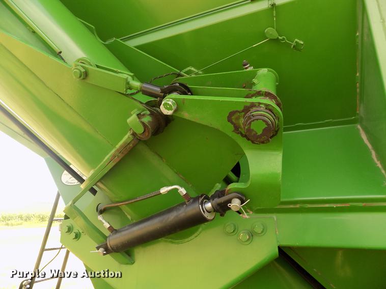 image for item DB9191 2000 Brent 776 grain cart