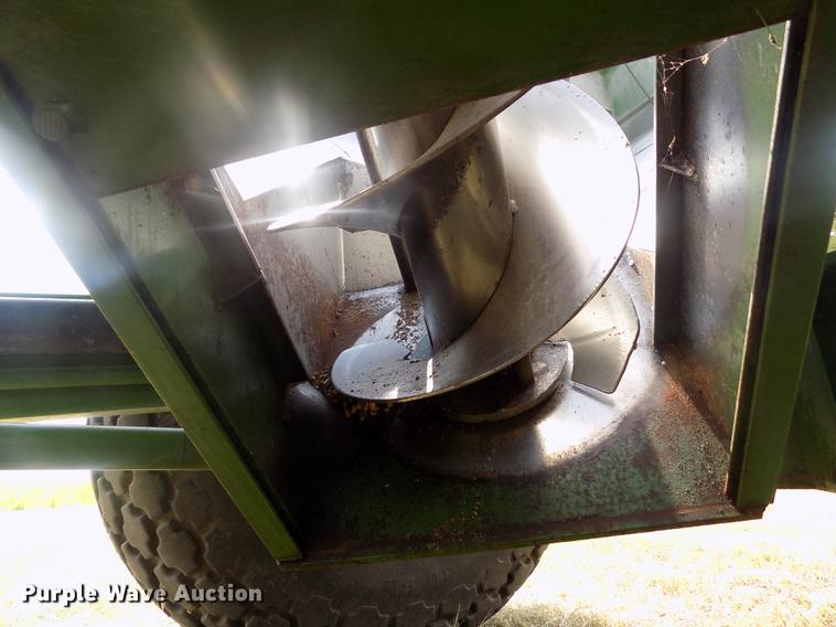 image for item DB9191 2000 Brent 776 grain cart