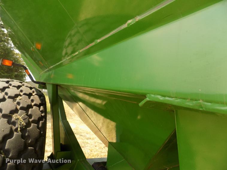 image for item DB9191 2000 Brent 776 grain cart