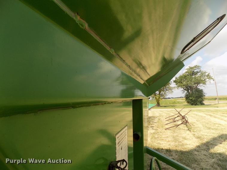 image for item DB9191 2000 Brent 776 grain cart