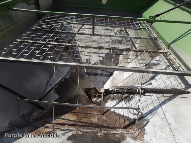 image for item DB9191 2000 Brent 776 grain cart