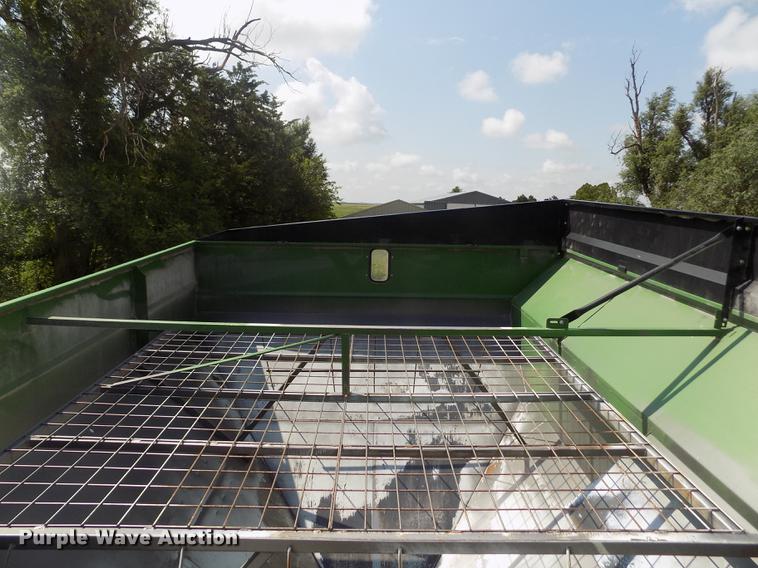 image for item DB9191 2000 Brent 776 grain cart