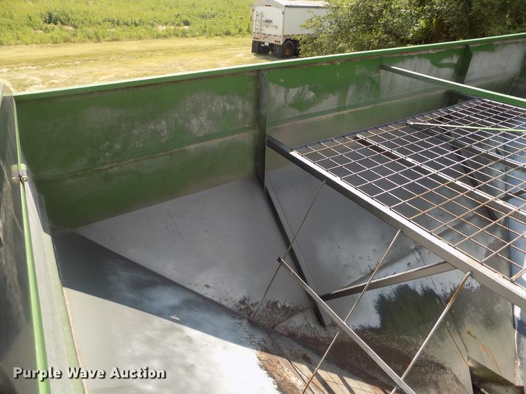 image for item DB9191 2000 Brent 776 grain cart