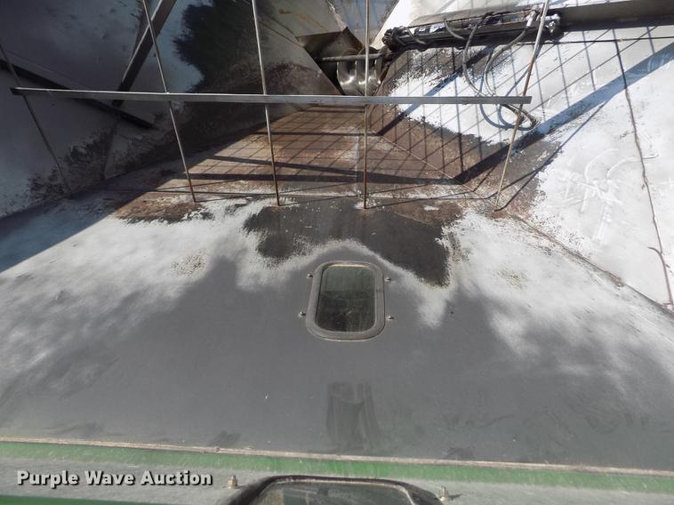 image for item DB9191 2000 Brent 776 grain cart