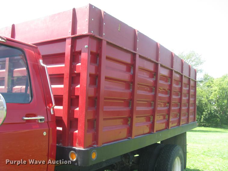 image for item DC1250 1998 Ford F700 grain truck