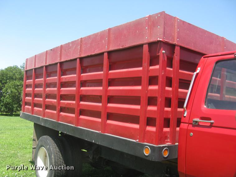 image for item DC1250 1998 Ford F700 grain truck