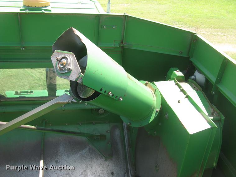 image for item DC1251 1995 John Deere 9500 combine