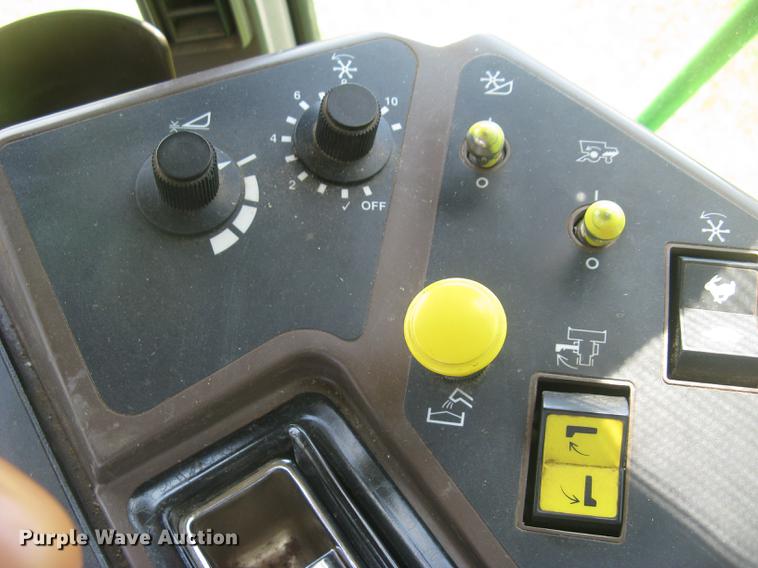 image for item DC1251 1995 John Deere 9500 combine