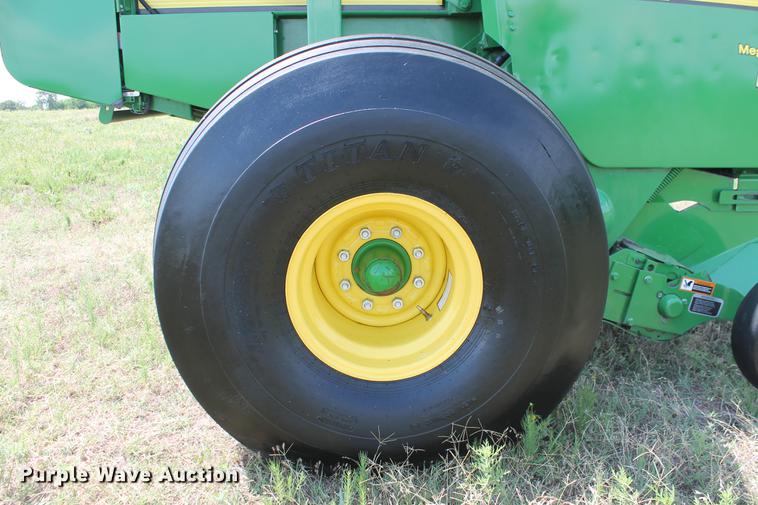 image for item DD5237 2015 John Deere 569 Mega Wide Plus round baler