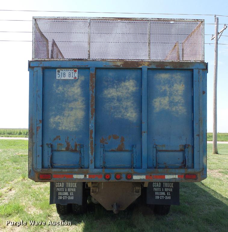 image for item DD5817 1988 Freightliner FLC silage truck