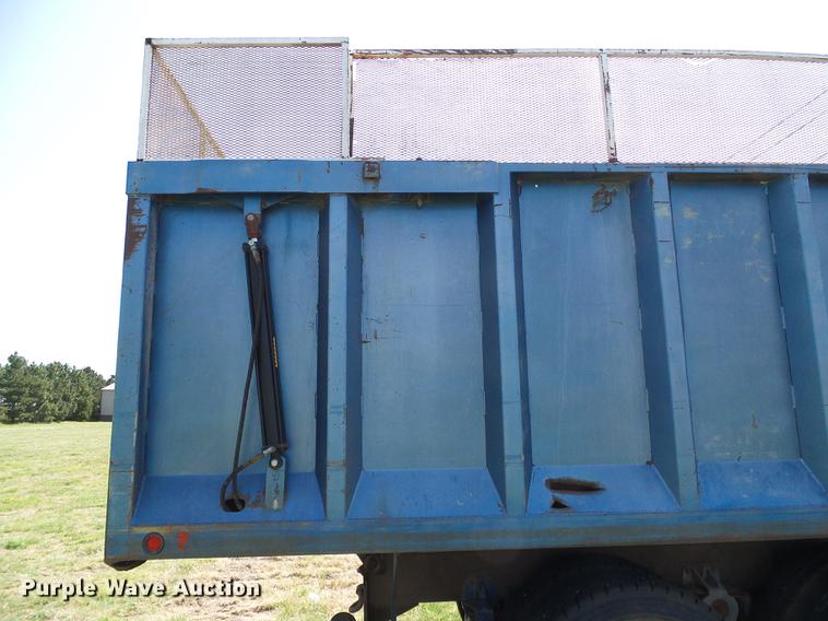 image for item DD5817 1988 Freightliner FLC silage truck