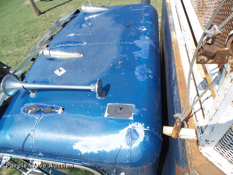 image for item DD5817 1988 Freightliner FLC silage truck