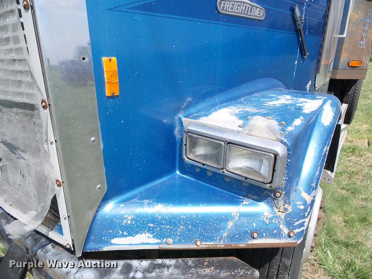 image for item DD5817 1988 Freightliner FLC silage truck