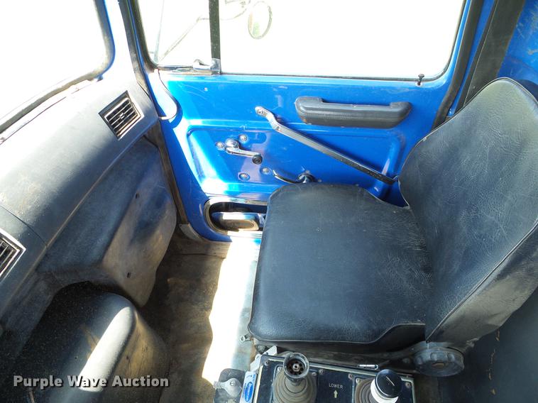 image for item DD5818 1996 Ford LNT8000 dump truck