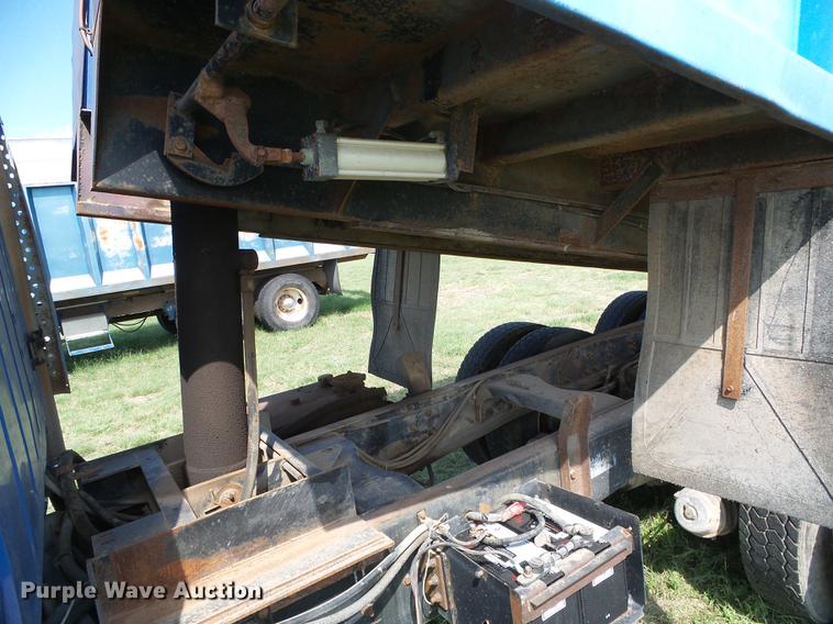 image for item DD5818 1996 Ford LNT8000 dump truck