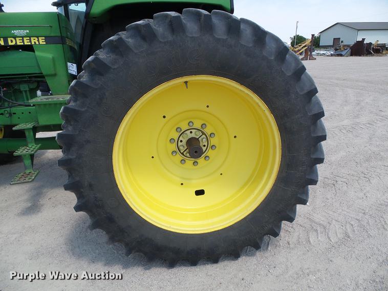 image for item DD5823 1990 John Deere 4955 MFWD tractor