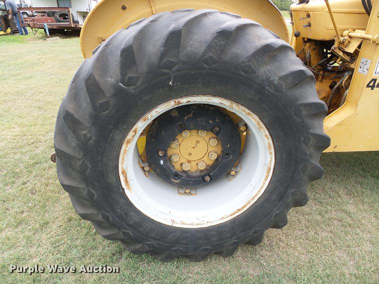 image for item DD5824 Ford 445A tractor