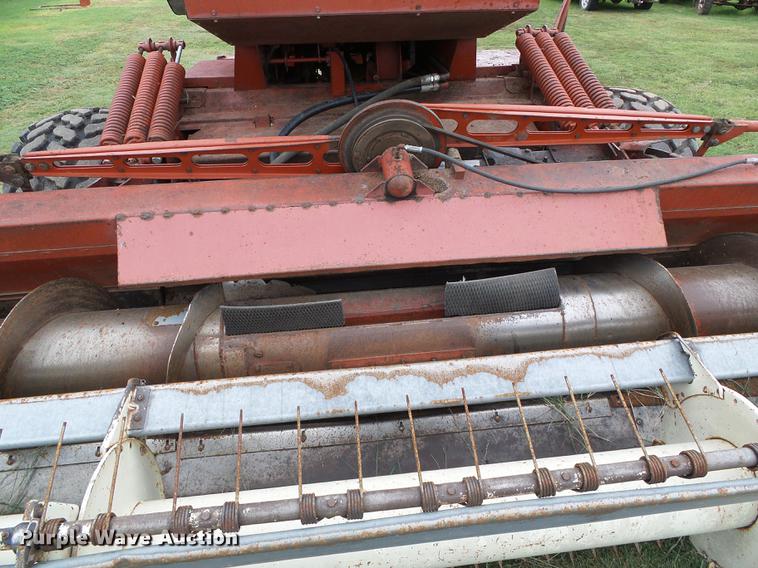 image for item DD5827 1981 Hesston 6650 windrower