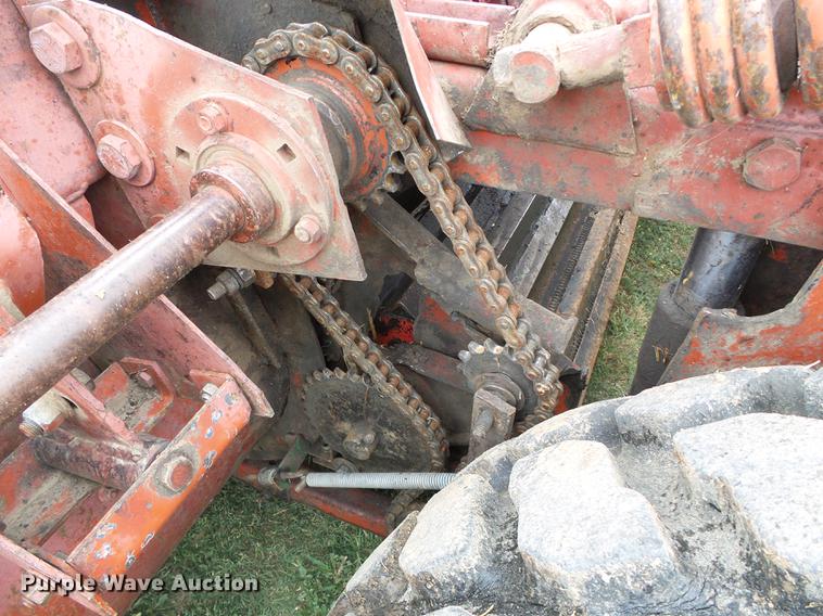 image for item DD5827 1981 Hesston 6650 windrower