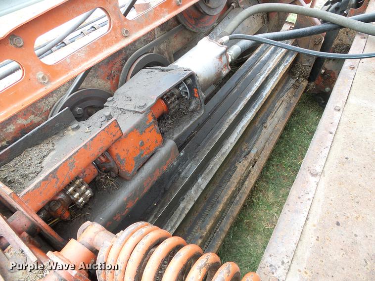 image for item DD5827 1981 Hesston 6650 windrower