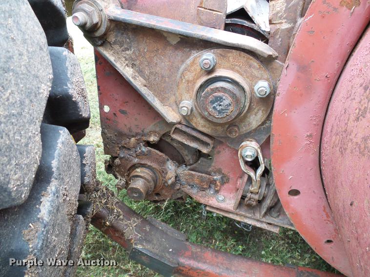 image for item DD5827 1981 Hesston 6650 windrower