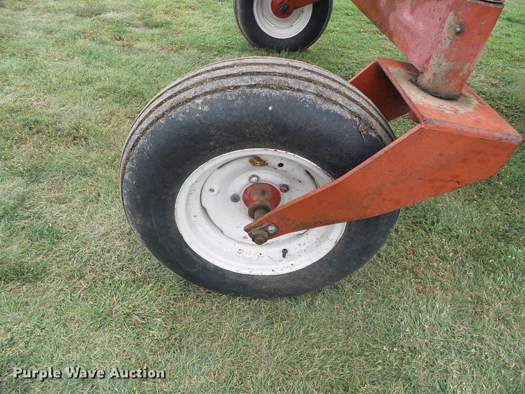 image for item DD5827 1981 Hesston 6650 windrower
