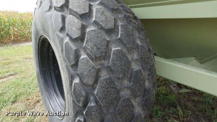 image for item DD7883 Orthman 996 grain cart