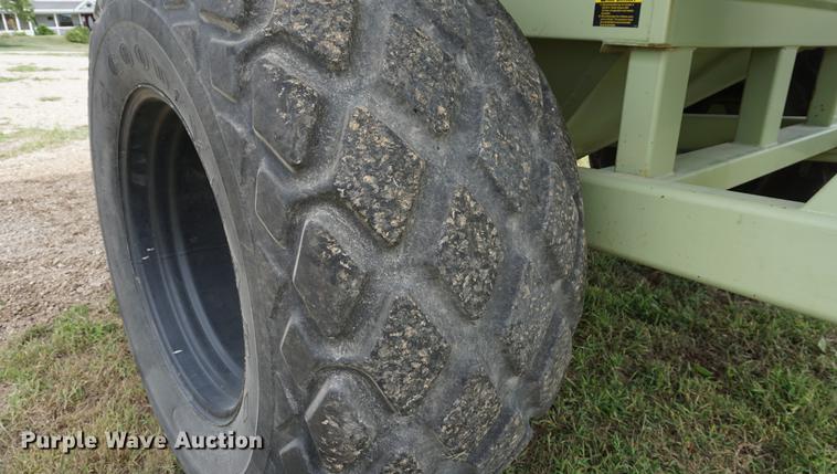 image for item DD7883 Orthman 996 grain cart