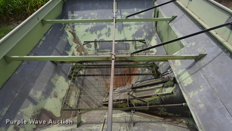 image for item DD7883 Orthman 996 grain cart