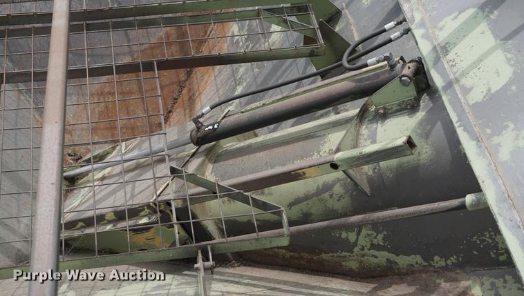 image for item DD7883 Orthman 996 grain cart