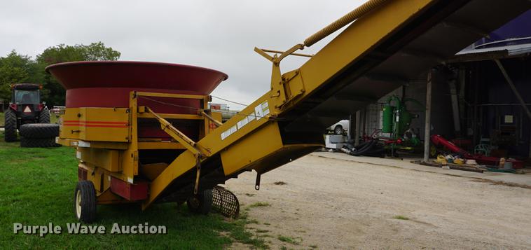 image for item DD7891 HayBuster H-1000 tub grinder