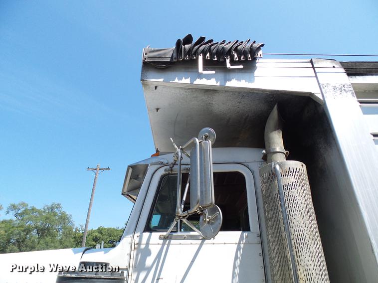 image for item DE5107 1989 Peterbilt 379 dump truck