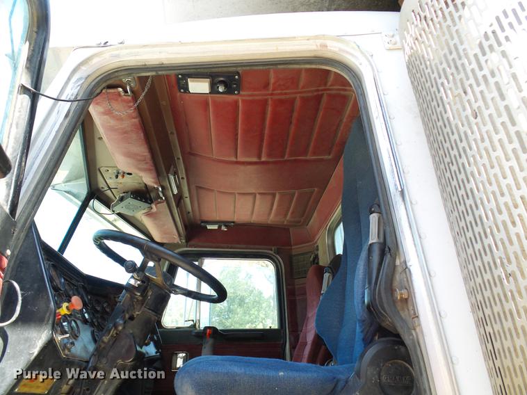 image for item DE5107 1989 Peterbilt 379 dump truck