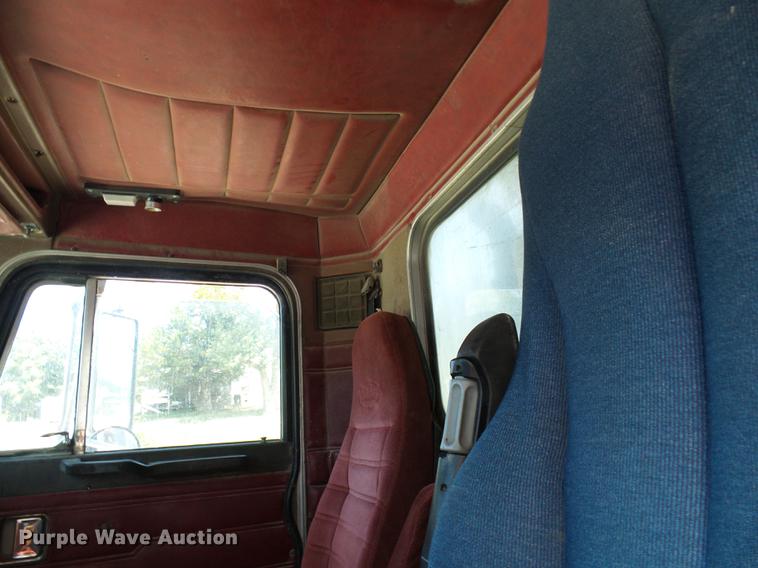 image for item DE5107 1989 Peterbilt 379 dump truck