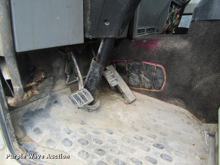 image for item DE5121 1992 Volvo FE flatbed truck