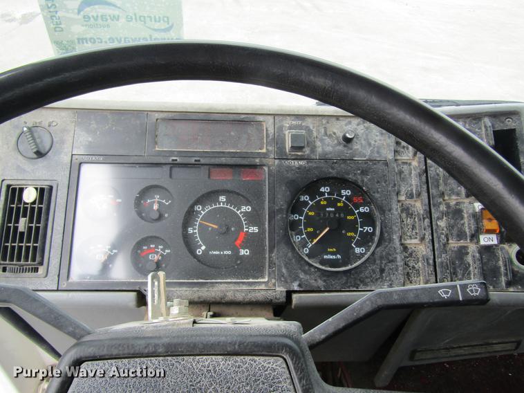 image for item DE5121 1992 Volvo FE flatbed truck