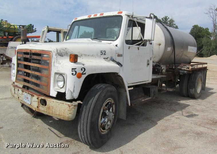 image for item DE5129 1985 International 1754 tank truck