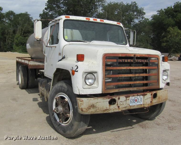 image for item DE5129 1985 International 1754 tank truck