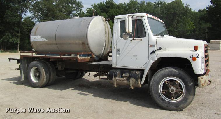 image for item DE5129 1985 International 1754 tank truck