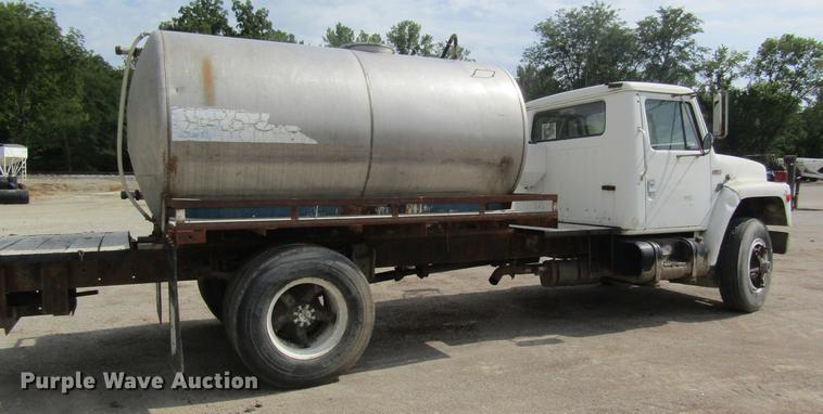 image for item DE5129 1985 International 1754 tank truck