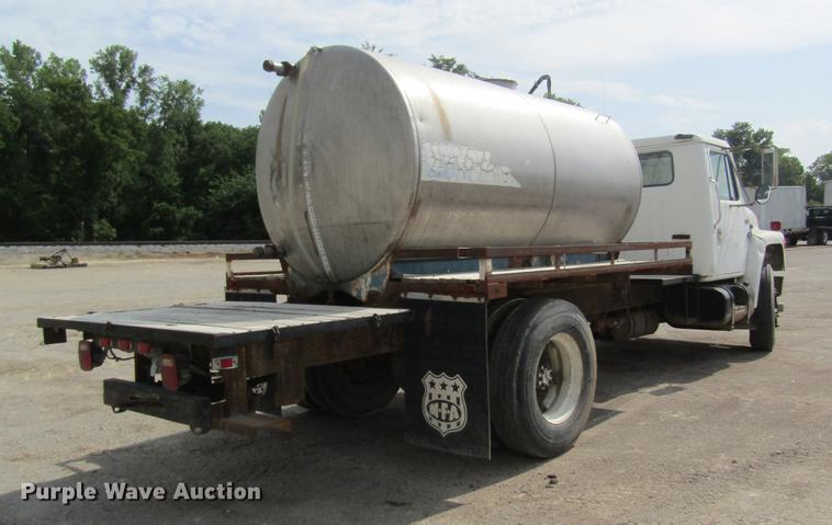 image for item DE5129 1985 International 1754 tank truck
