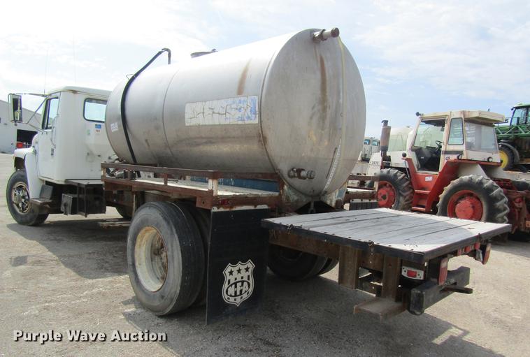 image for item DE5129 1985 International 1754 tank truck