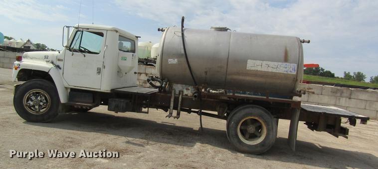 image for item DE5129 1985 International 1754 tank truck