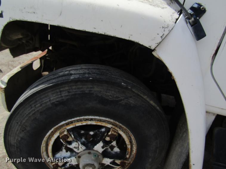 image for item DE5129 1985 International 1754 tank truck