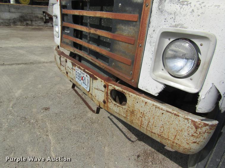 image for item DE5129 1985 International 1754 tank truck