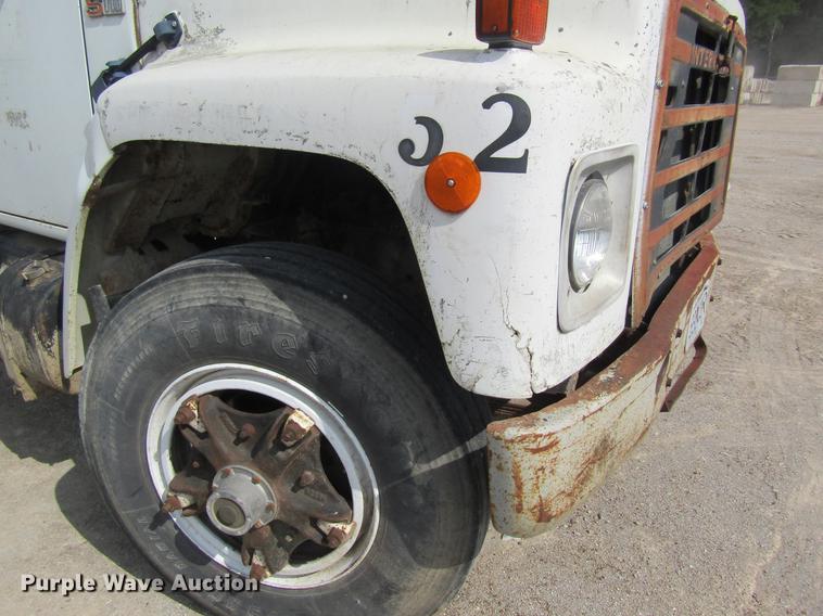image for item DE5129 1985 International 1754 tank truck