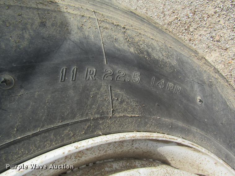 image for item DE5129 1985 International 1754 tank truck